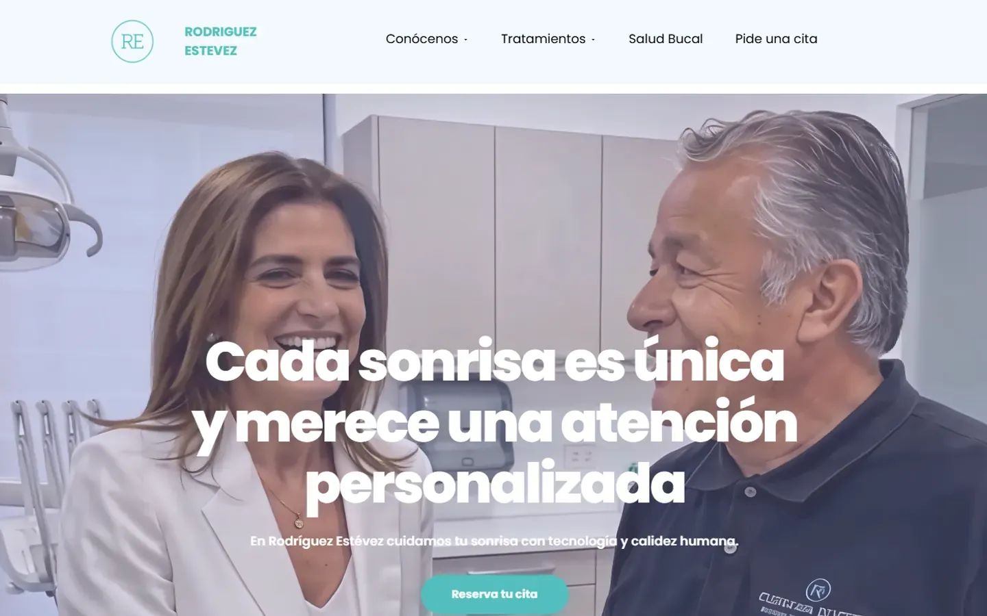 Portada de la web de la Clínica Dental Rodríguez Estévez, en Zaragoza, con el botón de reserva de cita visible desde la primera pantalla.